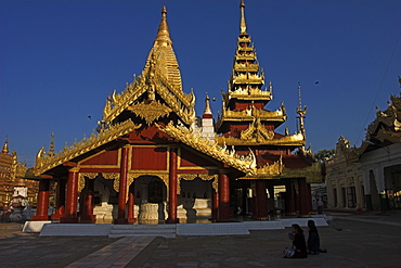 Between the villages of Nyaung U and Wetkyi-in, devotees at Shwezigon Paya first built by King Anawrahta and completed by King Kyansittha in 1087, Bagan (Pagan), Myanmar (Burma), Asia