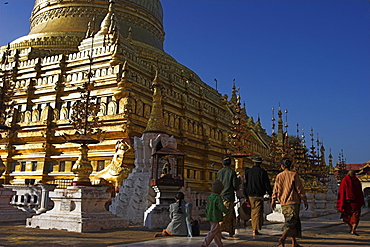 Between the villagesof Nyaung U and Wetkyi-in, Shwezigon Paya first built by King Anawrahta and completed by King Kyansittha in 1087, Bagan (Pagan), Myanmar (Burma), Asia