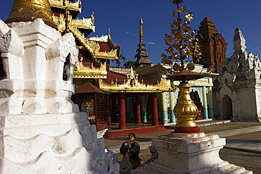 Between the villages of Nyaung U and Wetkyi-in, devotees at Shwezigon Paya (first built by King Anawrahta and completed by King Kyansittha in 1087), Bagan (Pagan), Myanmar (Burma), Asia