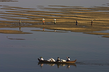 People in boat on Ayeyarwady (Irrawaddy) River, Bagan (Pagan), Myanmar (Burma), Asia