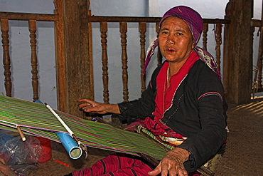 Wan Pauk village (Paulaung tribe) Paulang lady weaving on balcony of her house, Kengtung (Kyaing Tong), Shan State, Myanmar (Burma), Asia