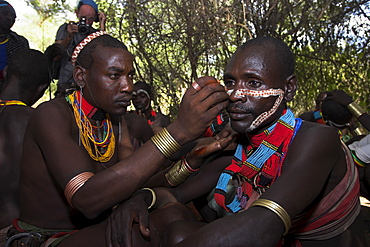 Face painting with a mixture of clay, oils and plant pigments, Hamer Jumping of the Bulls initiation ceremony, Turmi, Lower Omo valley, Ethiopia, Africa