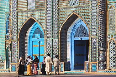 Pilgrims at the Shrine of Hazrat Ali, who was assassinated in 661, Mazar-I-Sharif, Afghanistan, Asia