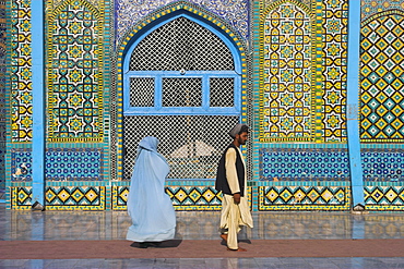 Pilgrims at the Shrine of Hazrat Ali, who was assassinated in 661, Mazar-I-Sharif, Afghanistan, Asia