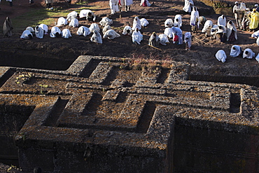 Pilgrims wearing traditonal gabi (white shawl) at festival at rock-hewn monolithic church of Bet Giyorgis (St. George's), roof shaped like a Greek cross, Lalibela, UNESCO World Heritage Site, Ethiopia, Africa