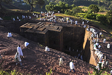 Pilgrims wearing traditonal gabi (white shawl) at festival at rock-hewn monolithic church of Bet Giyorgis (St. George's), roof shaped like a Greek cross, Lalibela, UNESCO World Heritage Site, Ethiopia, Africa