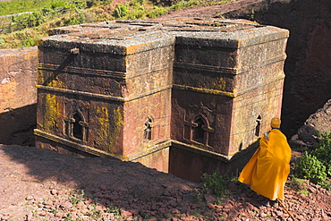 Pilgrim at the rock-hewn monolithic church of Bet Giyorgis (St. George's), 40 ft high, with roof in shape of Greek cross, Lalibela, UNESCO World Heritage Site, Ethiopia, Africa