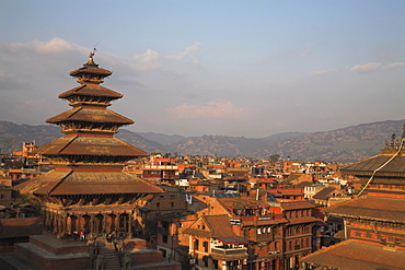 Five storey Nyatapola Temple, at 30 metres the highest in the Kathmandu valley, Taumadhi Square, Bhaktapur, Nepal, Asia