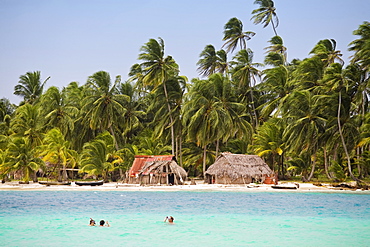 Tourists snorkelling in front of Devil Island, Comarca de Kuna Yala, San Blas Islands, Panama, Central America