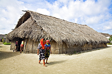 Thatched long house, where traditional Kuna ceremonies take place, Isla Tigre, San Blas Islands, Comarca de Kuna Yala, Panama, Central America