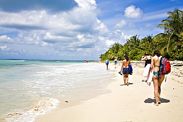 Tourists walking along beach, Zapatillas Island (Cayes Zapatillas), Bocas del Toro Province, Panama, Central America