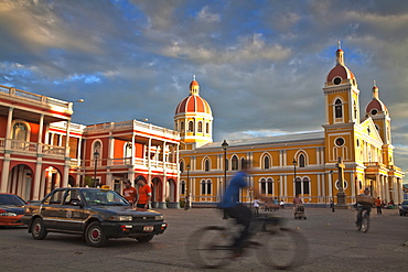 Cathedral de Granada, Park Colon (Park Central), Granada, Nicaragua, Central America