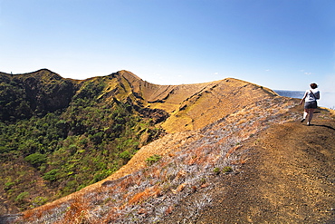 Tourist walks round Masaya crater, Santiago crater, Park National Volcan Masaya, Masaya, Nicaragua, Central America