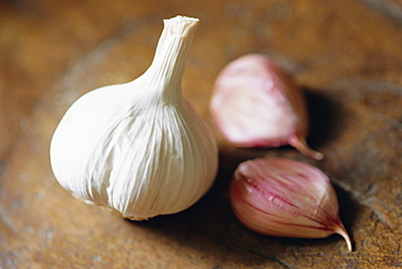 Studio shot of a bulb (head) and individual cloves of garlic 