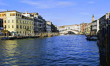 View along the Grand Canal towards the Rialto Bridge, Venice, UNESCO World Heritage Site, Veneto, Italy, Europe