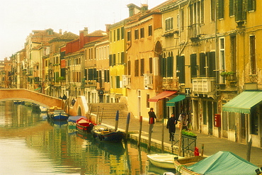 Houses on canalside, The Ghetto, Venice, Veneto, Italy, Europe