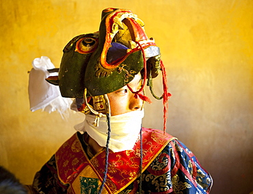 Buddhist monk in his colourful costume and mask waiting for the next dance during Gangtey Tsechu at Gangte Goemba, Gangte, Phobjikha Valley, Bhutan, Asia