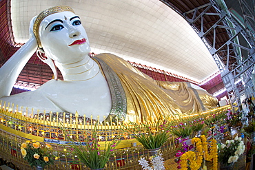 The 70m long Chaukhtatgyi Reclining Buddha at Chaukhtatgyi Paya, Yangon (Rangoon), Myanmar (Burma), Asia 