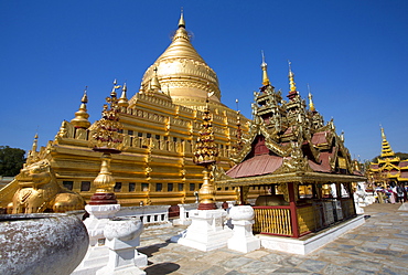 Shwezigon Paya, Nyaung U, Bagan, Myanmar (Burma), Asia 