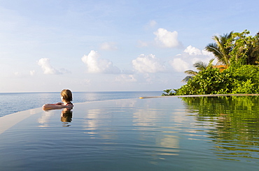 Woman in an infinity pool looking out to sea, Koh Samui, Thailand, Southeast Asia, Asia