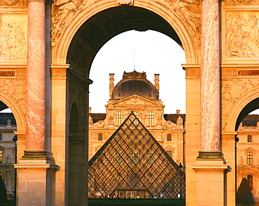 The Pyramide and Palais du Louvre seen through the Arc de Triomphe du Carousel, Musee du Lourve, Paris, France, Europe