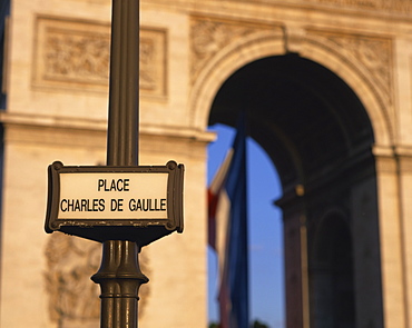 Place Charles de Gaulle street sign and the Arc de Triomphe, Paris, France, Europe