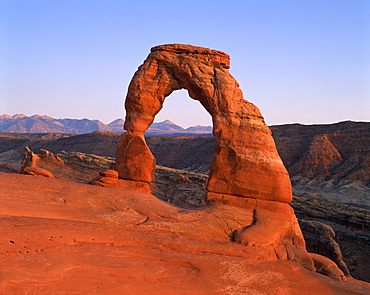 Rock formation caused by erosion and known as Delicate Arch in the Arches National Park in Utah, United States of America, North America