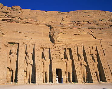 Statues of Ramses II and Queen Nefertari on front of the Temple of Hathor, built in honour of Queen Nefertari, Abu Simbel, UNESCO World Heritage Site, Nubia, Egypt, North Africa, Africa