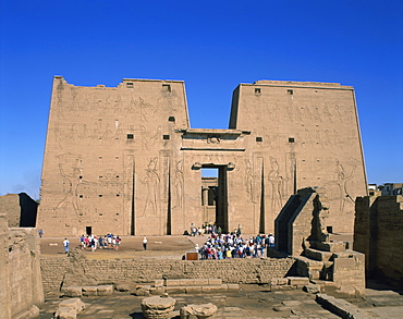 Crowds of tourists in front of the entrance pylon of the temple at Edfu, Egypt, North Africa, Africa