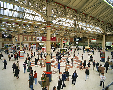 Commuters on the passenger concourse at Victoria Station in London, England, United Kingdom, Europe