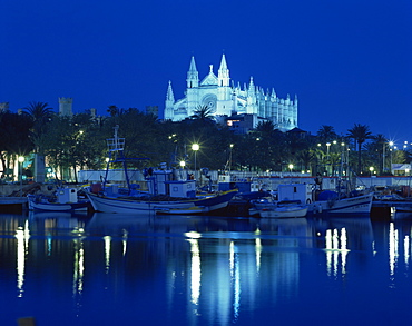 Boats in the bay below the illuminated cathedral at Palma on Majorca, Balearic Islands, Spain, Mediterranean, Europe