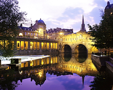 Pulteney Bridge, illuminated and reflected in the River Avon, Bath, UNESCO World Heritage Site, Avon, England, United Kingdom, Europe