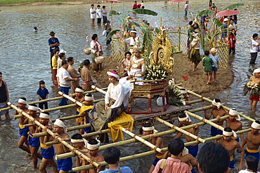 People taking part in the Water Festival parade, Salung Luang, Lampang, Thailand, Southeast Asia, Asia