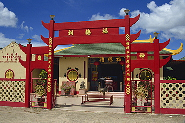 Red gateway to the Chinese Temple at Limbang in Sarawak, on the island of Borneo, Malaysia, Southeast Asia, Asia