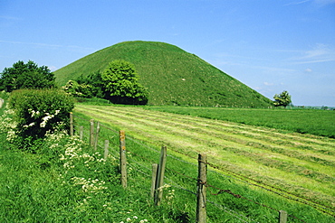 Silbury Hill, a Stone Age burial mound, Wiltshire, England, UK, Europe