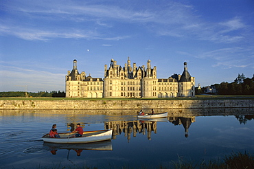 Boats on water in front Chateau Chambord, UNESCO World Heritage Site, Loir-et-Cher, Centre, France, Europe