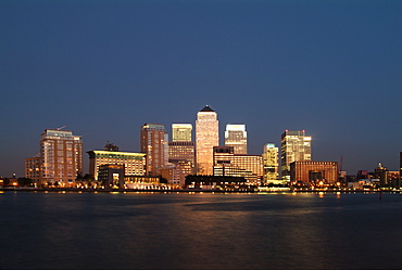 UK, London, Canary Wharf & Isle of Dogs at dusk