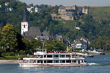 River Rhine tourist cruiser passes in front of St. Goar, Rheinfels castle, Rhineland-Palatinate, Germany, Europe