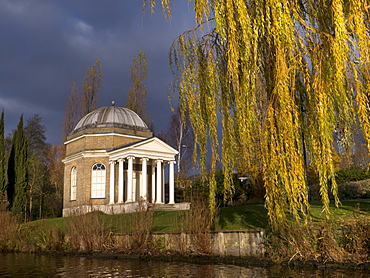 Garricks Temple, Hampton, in autumn, overlooking River Thames, Middlesex, England, United Kingdom, Europe