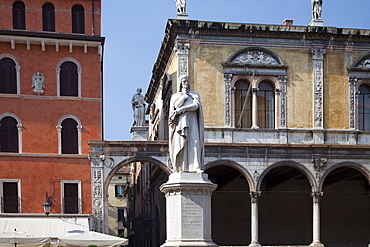 Statue of Dante, Verona, UNESCO World Heritage Site, Veneto, Italy, Europe