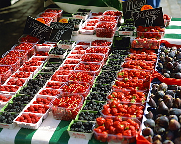 Summer fruit, market, Rue Mouffetard, Paris, France, Europe