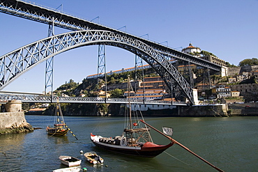 Dom Luis 1 bridge over the River Douro, Cais de Ribeira waterfront, with Vila Nova de Gaia opposite, Oporto, Portugal, Europe