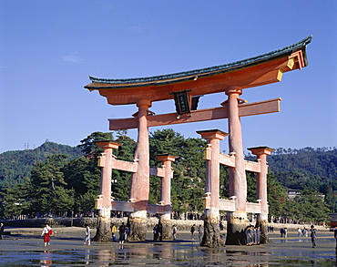 The Great Torii from the corridor of Itsukushima Shrine, UNESCO World Heritage Site, Akino, Miya-Jima, Japan, Asia