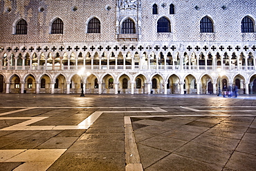 Early morning in St. Marks Square and the front of Palazzo Ducale, Venice, UNESCO World Heritage Site, Veneto, Italy, Europe