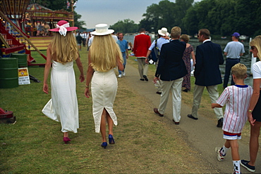 Blondes, fashion riverbank wanderers, Henley Royal Regatta, Oxfordshire, England, United Kingdom, Europe