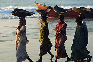 Women using turtle shells to carry fish on their heads, Puri, Orissa State, India, Asia