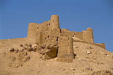 Fort on hilltop at the Sultan's customs post, Tarim, in the Wadi Hadramaut, south Yemen, Middle East