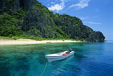 Boat moored off a secluded beach on Coron Island, Palawan, Philippines, Asia