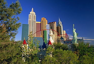 Copy Statue of Liberty and the New York New York Hotel and Casino, on skyline of Las Vegas, Nevada, United States of America, North America