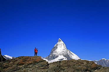 Hikers on rocks and the Matterhorn, Rotenboden, Zermatt, Valais, Swiss Alps, Switzerland, Europe